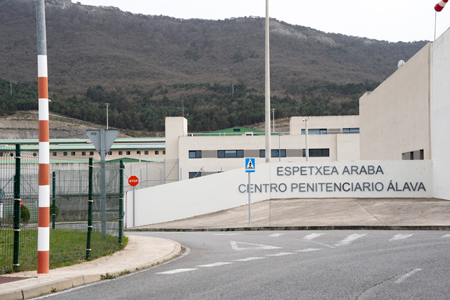 La plantilla de los centros penitenciarios vascos se refuerza con la incorporación de las primeras 48 personas procedentes de la bolsa de trabajo